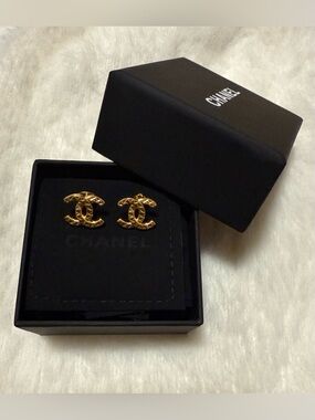 Elegant Monogram CC Earrings Goldtone